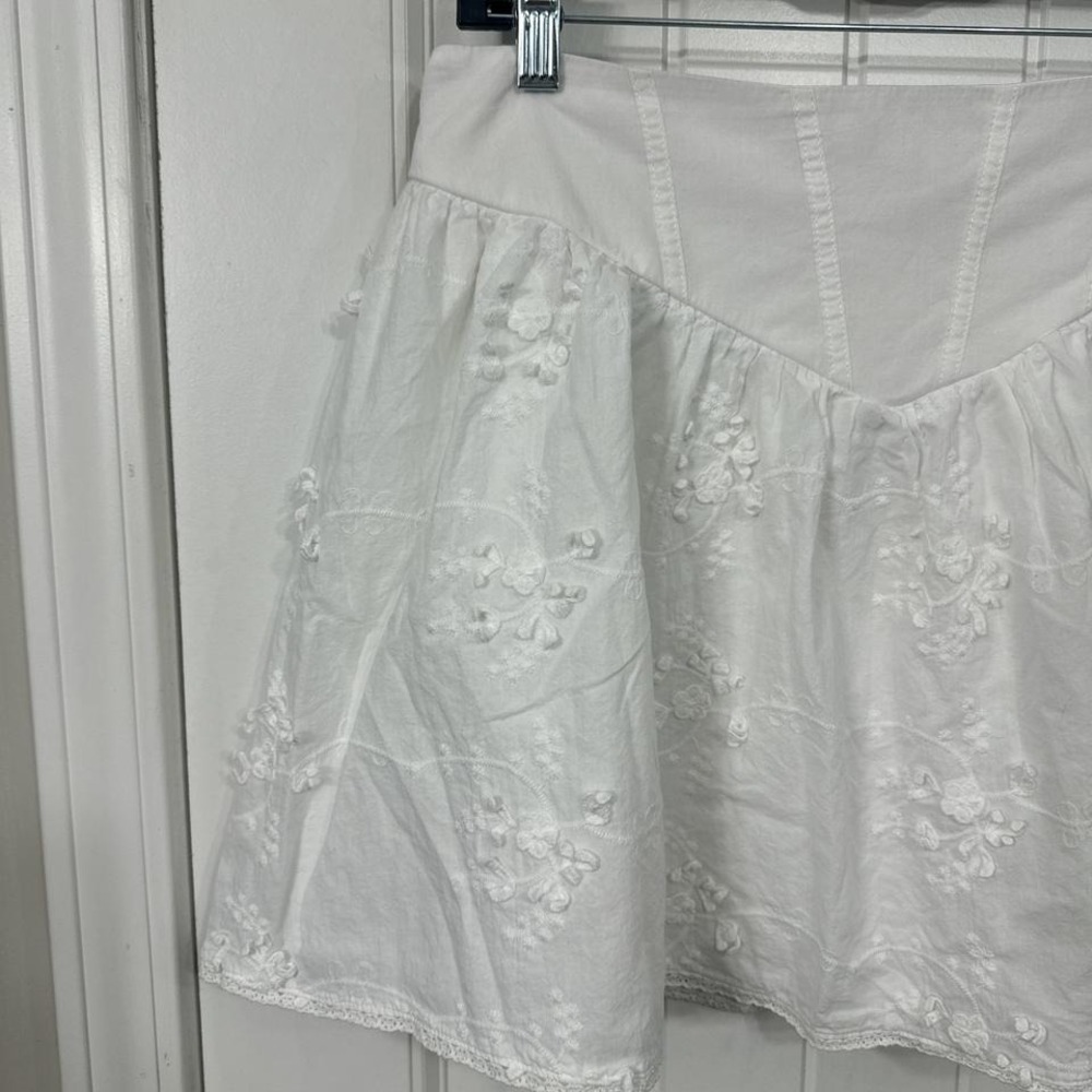 Cottagecore white corset waist embroidered floral appliqué mini skirt. L - Picture 2 of 8